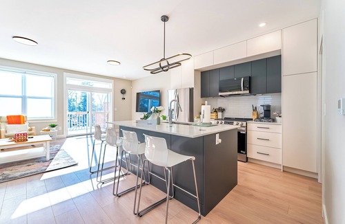 Halifax House | NEW Luxury 5BR | 2 Kitchens, 3 Living, 4 bath|Deck BBQ & Fireplace in Halifax