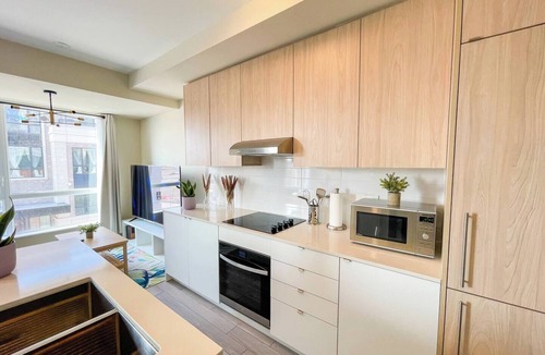 Richmond Hill House | New Luxury Townhome in Richmond Hill - Clean, Comfortable, Parking, Cozy, Quiet