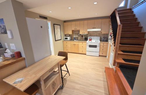 Rossland Apartment | NEW Midtown Rossland Studio Apartment