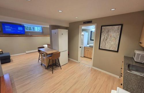 Rossland Apartment | NEW Midtown Rossland Studio Apartment