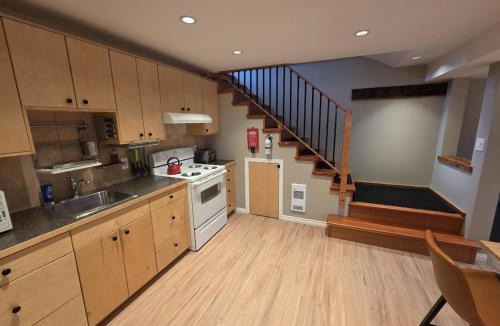 Rossland Apartment | NEW Midtown Rossland Studio Apartment