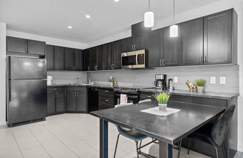 Victoria Park Apartment | NEW! | Mins to Saddledome | AC | UG Prk