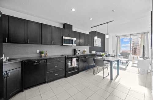 Victoria Park Apartment | NEW! | Mins to Saddledome | AC | UG Prk