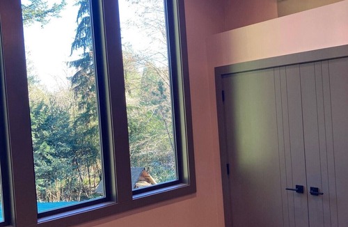 Bowen Island House | New modern coach house on Killarney Lake, five minute drive from the ferry.