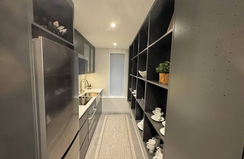 Hastings House | NEW MODERN GUESTHOUSE IN THE HEIGHTS with deck and incredible views