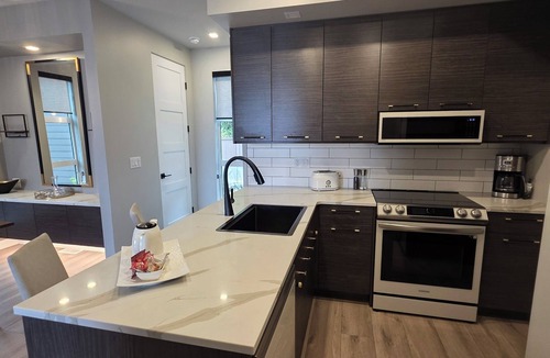 Regional District of Nanaimo House | NEW! On Sunrise Ridge Resort. Waterfront Executive Townhome. Sleeps 6.