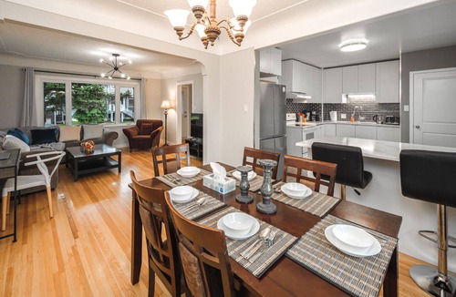 Calgary House | New renovated raised bungalow, 3 mins to downtown, 5brs, 3bas, A/C Free parking