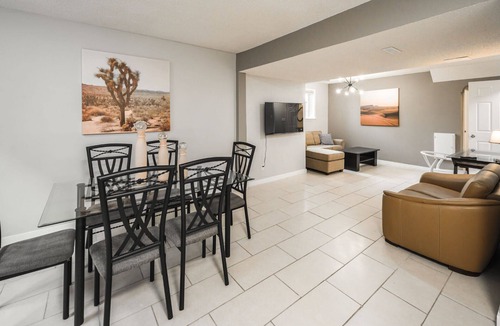 Calgary House | New renovated raised bungalow, 3 mins to downtown, 5brs, 3bas, A/C Free parking