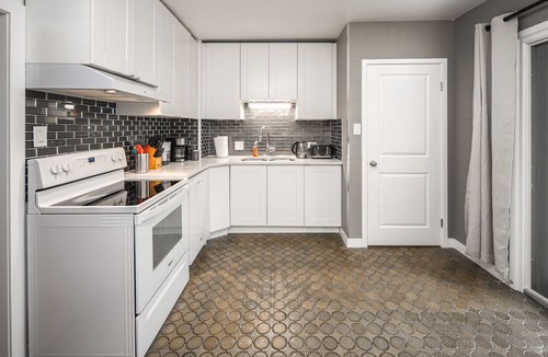 Calgary House | New renovated raised bungalow, 3 mins to downtown, 5brs, 3bas, A/C Free parking