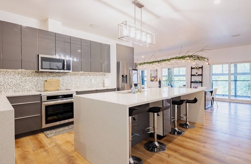 York - Haig Villa | *NEW* Stunning Waterfront Mansion | Hot Tub | Falls