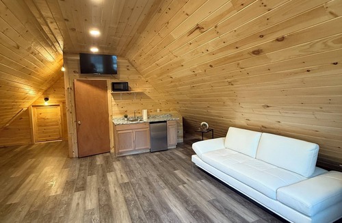 Sangerville Apartment | New Stylish Guest Suite – Cozy & Quiet Stay in charming Sangerville