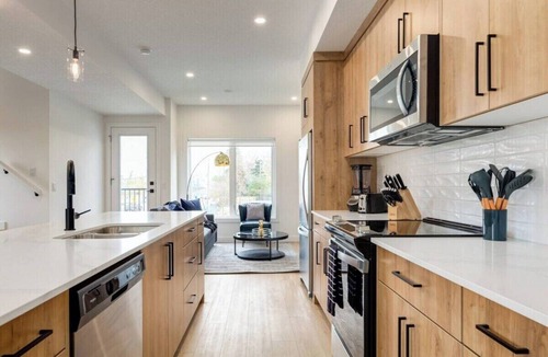 Shaganappi House | New SW 3BDR Pet friendly 17 Ave | DT | Groceries