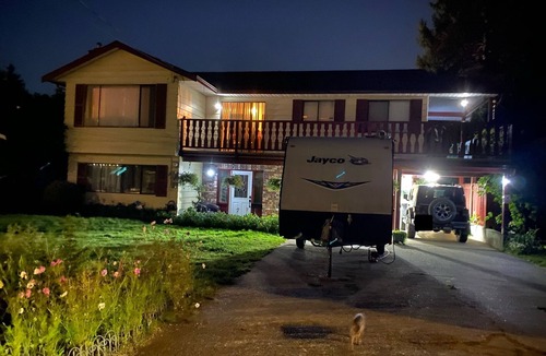 Aldergrove House | New trailer with queen bed, air-con in Aldergrove, safe &quiet, privacy