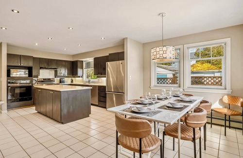 South Cambie House | Newly furnished, tastefully decorated Vancouver home-sleeps 10, close to transit