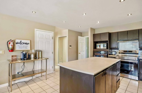 South Cambie House | Newly furnished, tastefully decorated Vancouver home-sleeps 10, close to transit