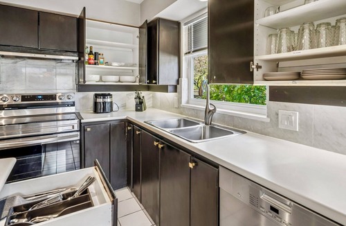 South Cambie House | Newly furnished, tastefully decorated Vancouver home-sleeps 10, close to transit