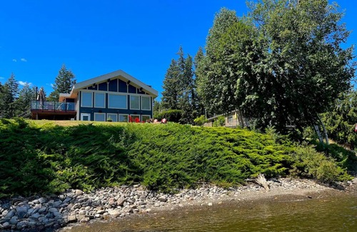 Squilax House | NEWLY LISTED: 4 BEDROOM WATERFRONT PROPERTY