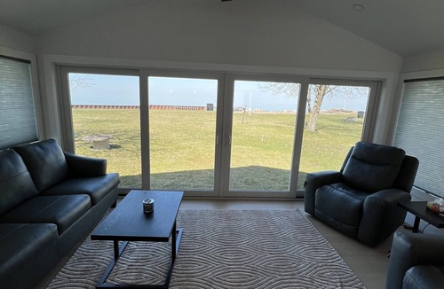 Pointe aux Roches Cottage | Newly Renovated Waterfront Cottage Lake St. Clair