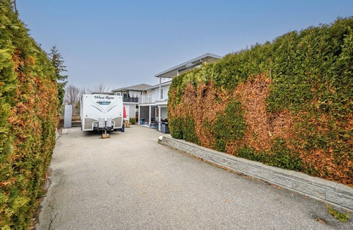 East Hill House | Newly renovated 2 bedroom 1 bath, dog friendly place with a hot tub, bbq, 3 TVs.