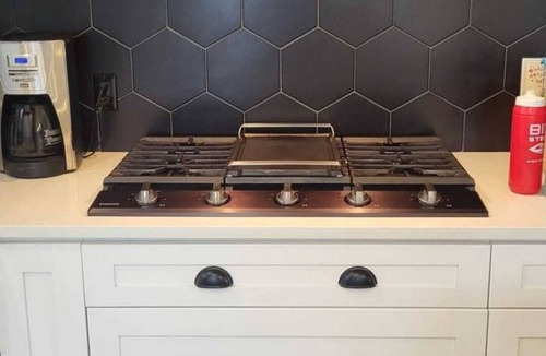 Sidney House | Newly Renovated 4 Bedroom 2 bath Suite in Beautiful Sidney by the Sea