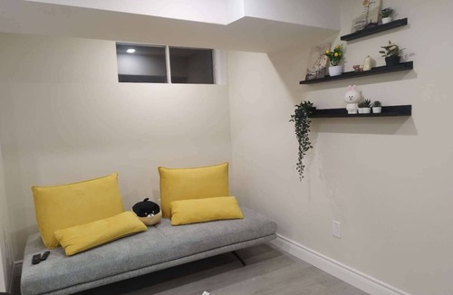 Richmond Hill House | Newly renovated stylish 3B3B basement suite with full kitchen