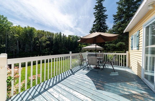 Baie-St-Paul House | NEWNear the Massif on the edge of a lake