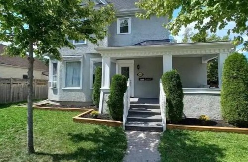 Silvertown Apartment | Niagara Falls Dream Family Retreat 3 BD 2 BA apartment