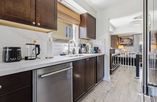 Thorold House | Niagara Oasis, Pool, HotTub, Theatre, Arcade