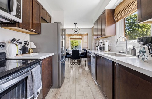Thorold House | Niagara Oasis, Pool, HotTub, Theatre, Arcade