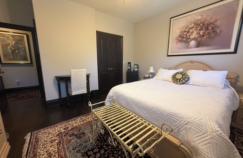 Fort Erie Bed & Breakfast | Niagara River Idyll + Luxurious Queen with own bathroom