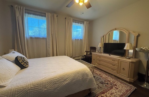 Fort Erie Bed & Breakfast | Niagara River Idyll + Luxurious Queen with own bathroom