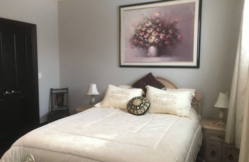 Fort Erie Bed & Breakfast | Niagara River Idyll + Luxurious Queen with own bathroom