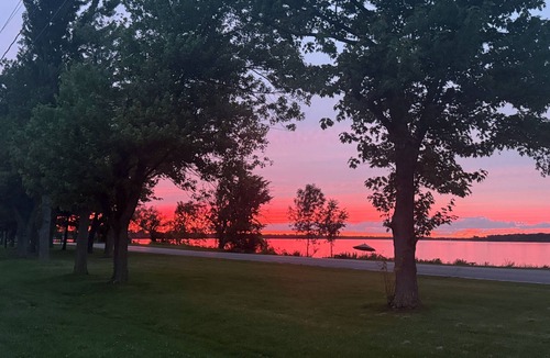 Fort Erie House | Niagara River Idyll K * Luxurious King Ensuite