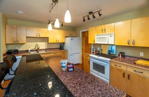 Whitehorse House | NN - The Loft - Downtown 1-bed 2-bath