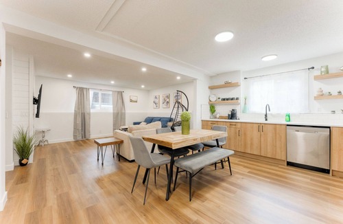 Crescent Heights Apartment | Nordic Heights YYC, Sauna + Hot Tub, Group Stay and close to Downtown