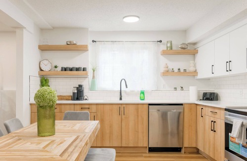 Crescent Heights Apartment | Nordic Heights YYC, Sauna + Hot Tub, Group Stay and close to Downtown