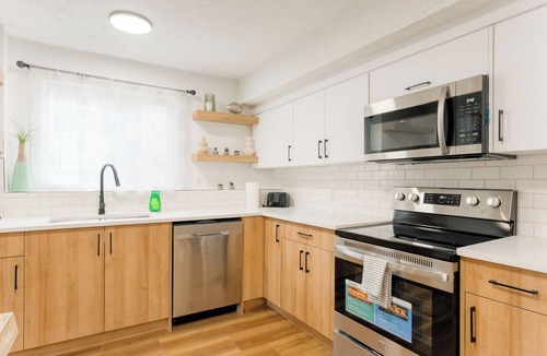 Crescent Heights Apartment | Nordic Heights YYC, Sauna + Hot Tub, Group Stay and close to Downtown