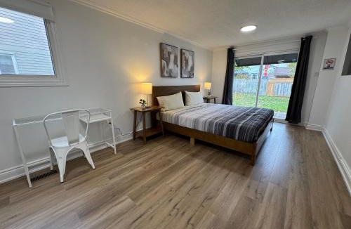 Barrie House | North Barrie !B Stylish and Spacious Private Bedroom with Shared Bathroom