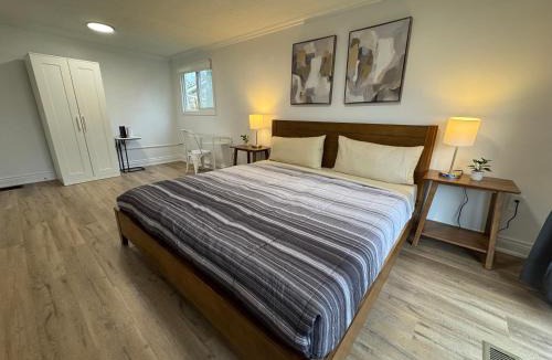 Barrie House | North Barrie !B Stylish and Spacious Private Bedroom with Shared Bathroom
