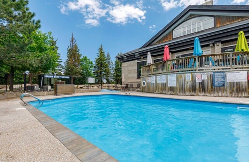Craigleith Condo | North Base Nook: Pool, Hot Tub, and Tennis!