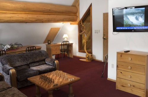 Muncho Lake Cabin | Northern Rockies Lodge