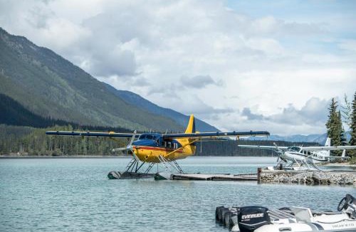 Muncho Lake Hotel | Northern Rockies Lodge
