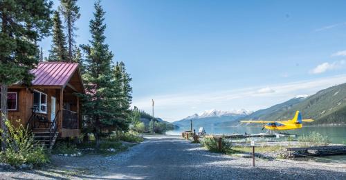 Muncho Lake Hotel | Northern Rockies Lodge
