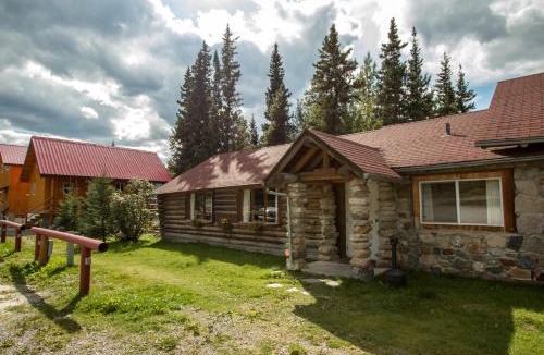 Muncho Lake Hotel | Northern Rockies Lodge