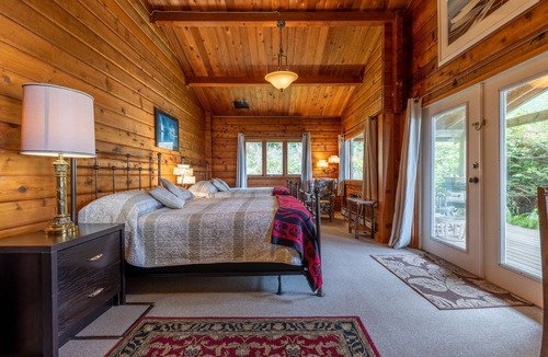 Alert Bay Bed & Breakfast | Ocean View Lodge with two double beds, deck, ocean view. Hot breakfast included.