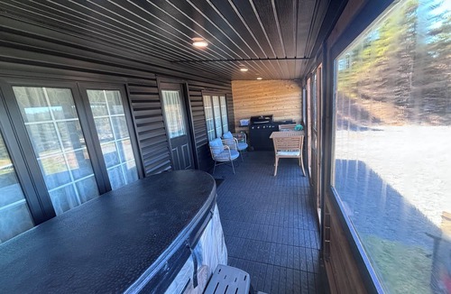 Cavendish Cottage | Oceanfront Boutique Retreat~Hot Tub~Woodstove