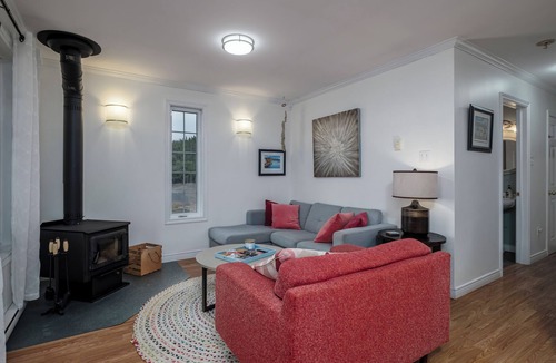 Cavendish Cottage | Oceanfront Boutique Retreat~Hot Tub~Woodstove