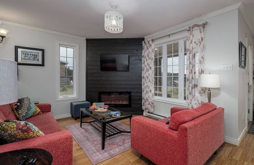 Cavendish Cottage | Oceanfront Boutique Retreat~Hot Tub~4 Season Patio
