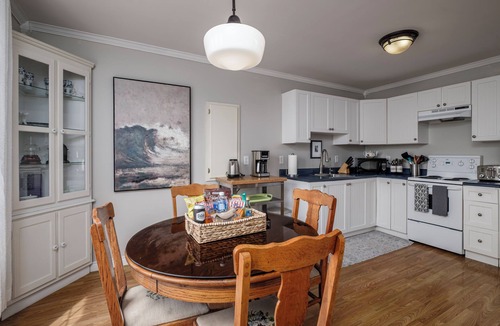 Cavendish Cottage | Oceanfront Boutique Retreat~Hot Tub~4 Season Patio
