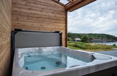 Cavendish Cottage | Oceanfront Boutique Retreat~Hot Tub~4 Season Patio